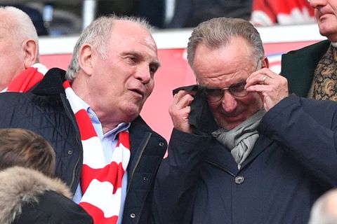 Uli Hoeneß und Karl-Heinz Rummenigge unterhalten sich vor dem Spiel gegen Freiburg auf der Tribüne der Allianz Arena