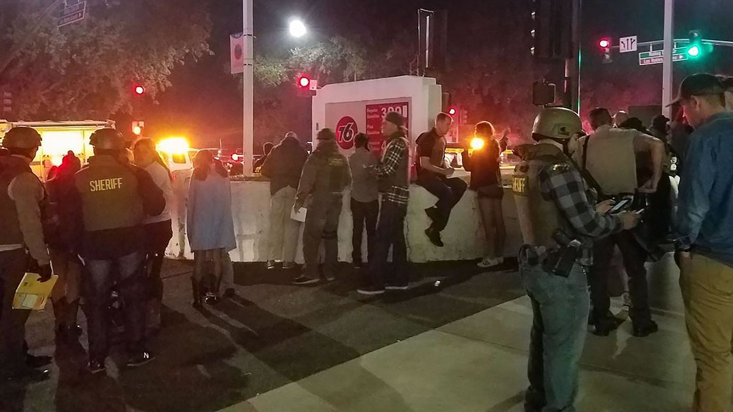 Schüsse in Kalifornien: Polizisten befragen Bar-Besucher