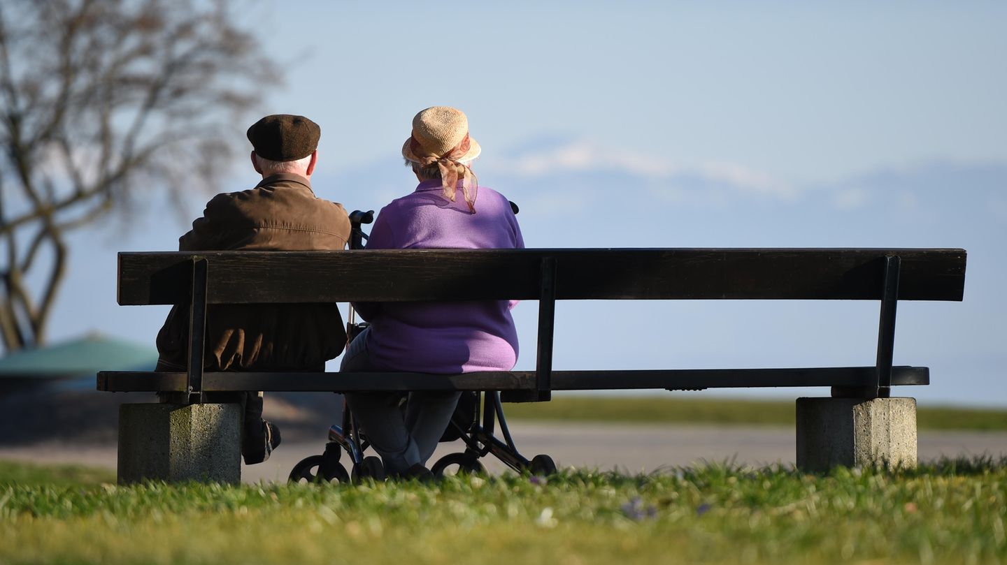 Symbolbild zur Rente: Zwei Senioren sitzen auf einer Parkbank