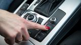 Frau benutzt Autoradio