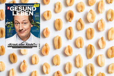 Erdnüsse liegen auf einem weißen Hintergrund