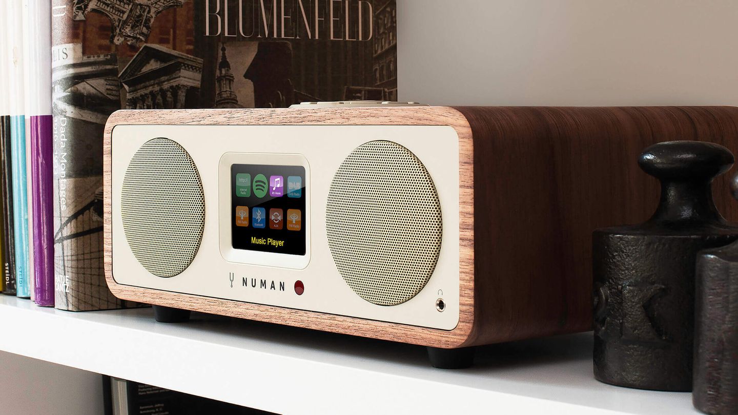 Digitalradio streamen: Numan Two 2.1 Skandinavisches Understatement. Der Numan Two kommt schlicht daher, klingt aber satt und bietet die übliche Vielfalt an Anschlussmöglichkeiten und Musikquellen einschließlich Spotify. Numan Two 2.1 Skandinavisches Understatement. Der Numan Two kommt schlicht daher, klingt aber satt und bietet die übliche Vielfalt an Anschlussmöglichkeiten und Musikquellen einschließlich Spotify.
