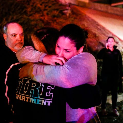 Überlebende der Schießerei in einer Bar im kalifornischen Thousand Oaks trösten sich gegenseitig.