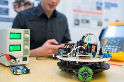 Beim Regionalwettbewerb Dresden-Ostsachsen "Jugend forscht" wird eine mobile Plattform mit omnidirektionalem Antrieb präsentiert