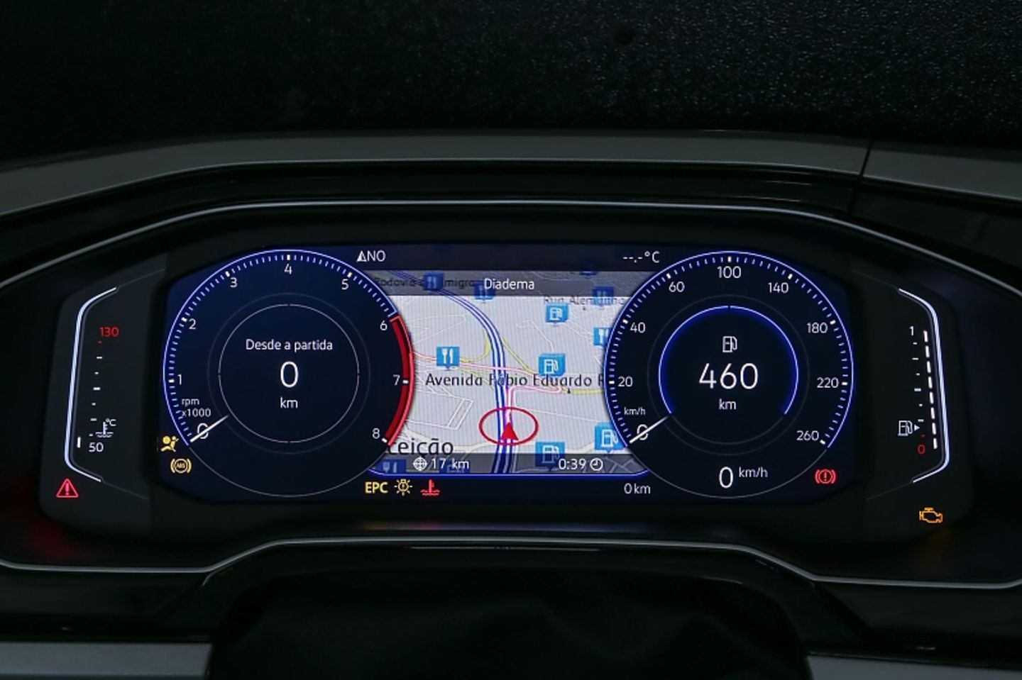 Die Navigationskarte kann auch zwischen den Rundinstrumente eingeblendet werden