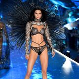 An Halloween verkleideten sich die Kardashians als Victoria's Secret Engel, aber Kendall Jenner ist die einzige aus der Familie, die es in New York auf den Laufsteg geschafft hat.