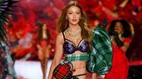 Im vergangenen Jahr fand die Victoria's Secret Show in Shanghai statt. Gigi Hadid konnte nicht dabei sein, weil sie kein Visum bekommen hatte. Dieses Mal in New York lief alles glatt, die 23-Jährige präsentierte karierte Dessous auf dem Laufsteg.