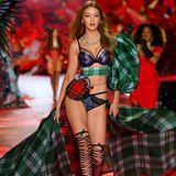 Im vergangenen Jahr fand die Victoria's Secret Show in Shanghai statt. Gigi Hadid konnte nicht dabei sein, weil sie kein Visum bekommen hatte. Dieses Mal in New York lief alles glatt, die 23-Jährige präsentierte karierte Dessous auf dem Laufsteg.