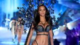 Im vergangenen Jahr durfte sie den Fantasy Bra tragen, dieses mal zeigte Lais Ribeiro Dessous in Schwarz mit funkelnden Sternen