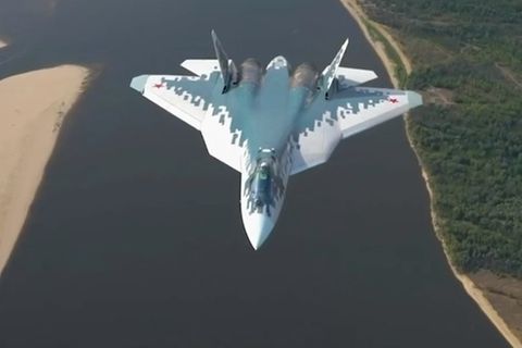 Suchoi Su-57: Nahaufnahmen zeigen Russlands neuen Tarnkappen-Kampfjet im Flug