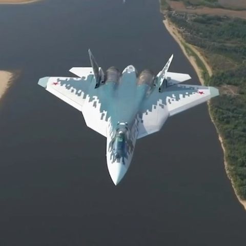 Suchoi Su-57: Nahaufnahmen zeigen Russlands neuen Tarnkappen-Kampfjet im Flug