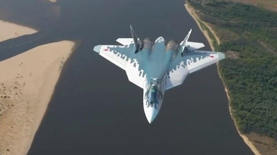 Suchoi Su-57: Nahaufnahmen zeigen Russlands neuen Tarnkappen-Kampfjet im Flug Suchoi Su-57: Nahaufnahmen zeigen Russlands neuen Tarnkappen-Kampfjet im Flug