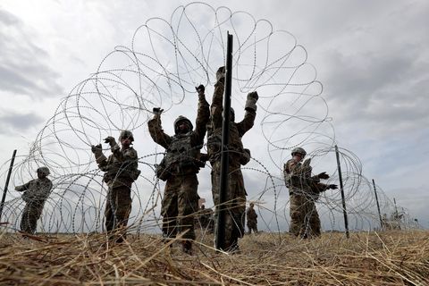 USA, Donna: In Erwartung zahlreicher Flüchtlinge aus Mittelamerika errichten US-Soldaten einen Stacheldrahtzaun