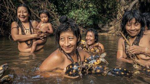 Dorfbewohner genießen ein morgendliches Bad am Awá-Posten. Die Köhlerschildkröten und die Waldschildkröten, mit denen sie hier noch spielen, werden sie irgendwann wahrscheinlich essen.