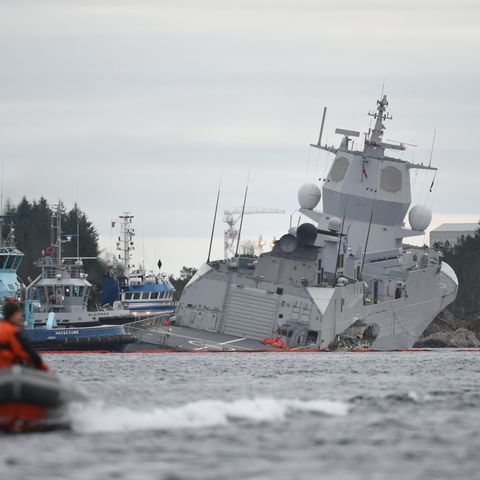 Drei Schlepper konnten das Sinken der Fregatte verhindern.