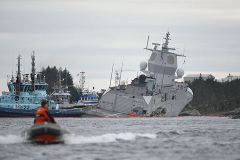 Drei Schlepper konnten das Sinken der Fregatte verhindern.