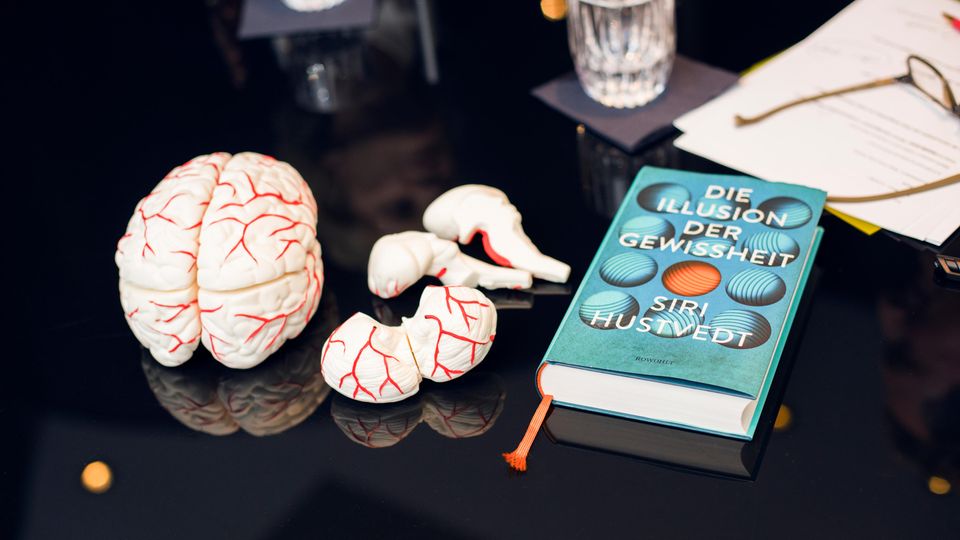 Hirschhausen und Siri Hustvedt: Vielseitige Autorin: "Die Illusion der Gewissheit" (Rowohlt, 416 S., 24 Euro) heißt der neue Essayband von Siri Hustvedt. Ihr Nervenleiden beschreibt sie in "Die zitternde Frau" (Rowohlt, 236 S., 8,99 Euro). Vielseitige Autorin: "Die Illusion der Gewissheit" (Rowohlt, 416 S., 24 Euro) heißt der neue Essayband von Siri Hustvedt. Ihr Nervenleiden beschreibt sie in "Die zitternde Frau" (Rowohlt, 236 S., 8,99 Euro).