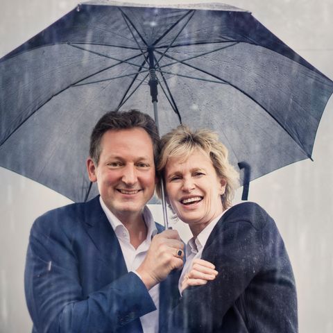 Hirschhausen und Hustvedt stehen gemeinsam unter einem Schirm