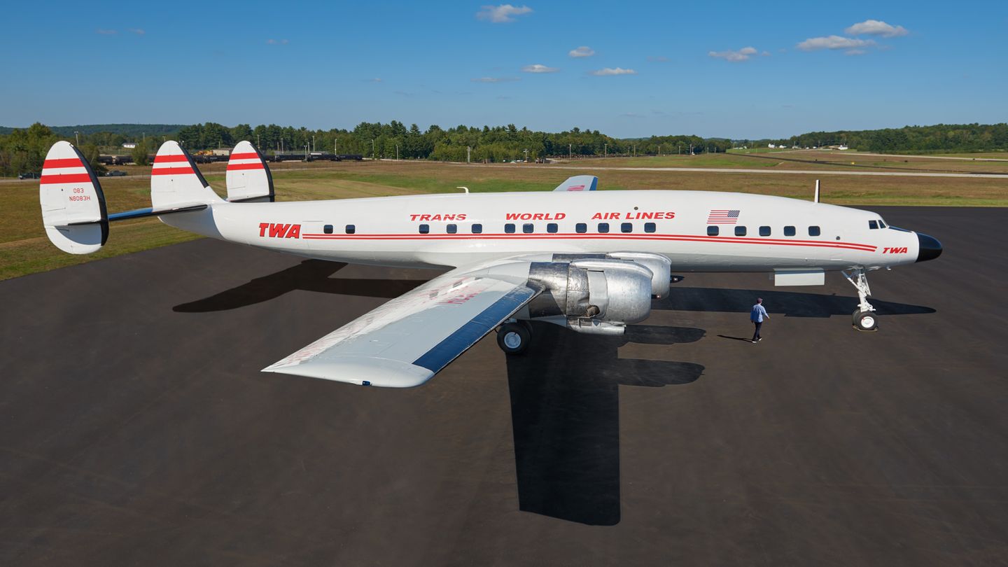 Nicht nur für Luftfahrtenthusiasten ist die Super Constellation das schönste jemals gebaute Luftfahrzeug. 2017 wurde das Flugzeug von MCR und Morse Development gekauft, die das leerstehende TWA Terminal am JFK-Airport in ein Hotel verwandeln. Jetzt strahlt die Maschine wieder in den Farben der Trans World Airline.