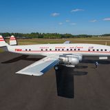 Nicht nur für Luftfahrtenthusiasten ist die Super Constellation das schönste jemals gebaute Luftfahrzeug. 2017 wurde das Flugzeug von MCR und Morse Development gekauft, die das leerstehende TWA Terminal am JFK-Airport in ein Hotel verwandeln. Jetzt strahlt die Maschine wieder in den Farben der Trans World Airline.