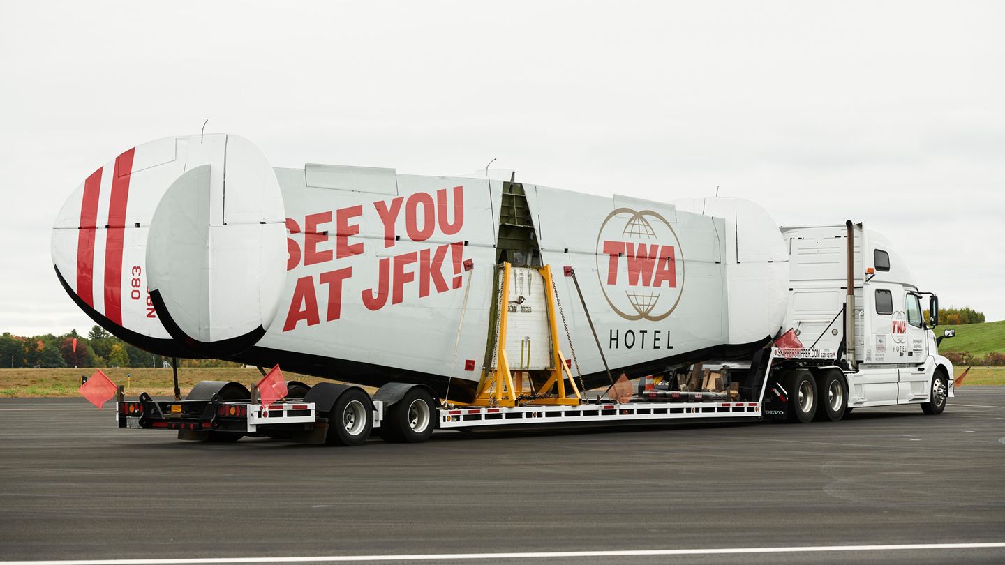 Auf einem zweiten Tieflader lagert das Heck mit dem Hinweis, wohin die Reise geht: zum mehr als 500 Kilometer entfernten JFK-Airport in New York.