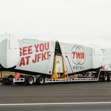 Auf einem zweiten Tieflader lagert das Heck mit dem Hinweis, wohin die Reise geht: zum mehr als 500 Kilometer entfernten JFK-Airport in New York.