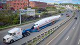 Der 35 Meter lange Rumpf auf dem speziellen Anhänger. Doch die Fahrt auf dem Interstate 95 verlief nicht ohne Zwischenfälle...