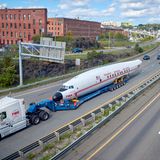 Der 35 Meter lange Rumpf auf dem speziellen Anhänger. Doch die Fahrt auf dem Interstate 95 verlief nicht ohne Zwischenfälle...