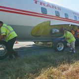 Eine Reifenpanne brachte den Konvoi in Massachusetts vorübergehend zum Erliegen. Doch nach dem Tausch der Räder konnte die Königin der Lüfte  ihre letzte Reise am Boden fortsetzen.