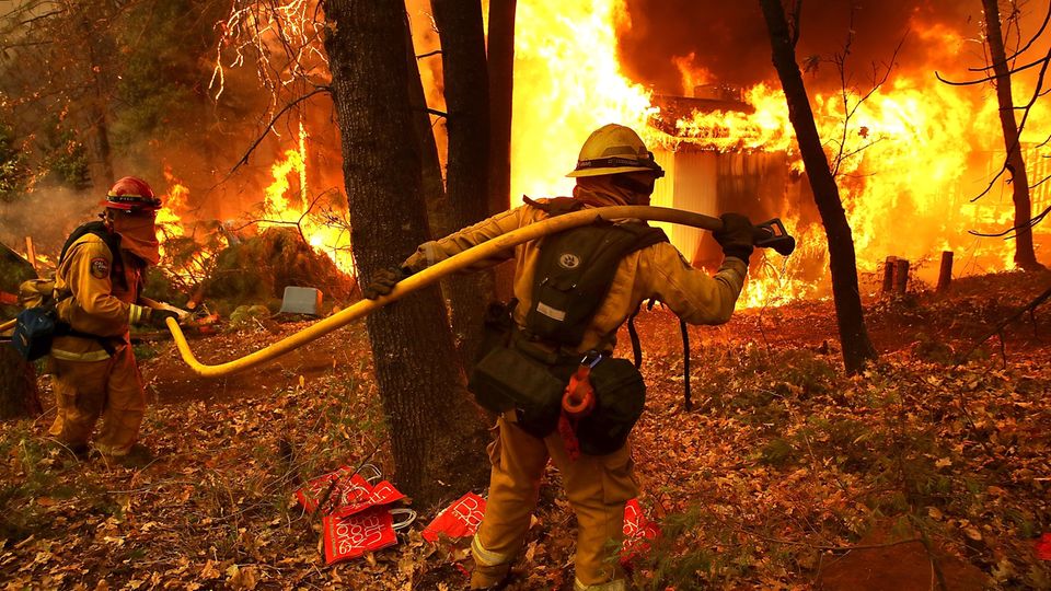Feuerwehrleute bekämpfen die Flammen in Magalia, Kalifornien Feuerwehrleute bekämpfen die Flammen in Magalia, Kalifornien