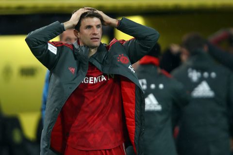 Thomas Müller vom FC Bayern ist ob des Verlaufs der Partie in Dortmund sichtlich erstaunt