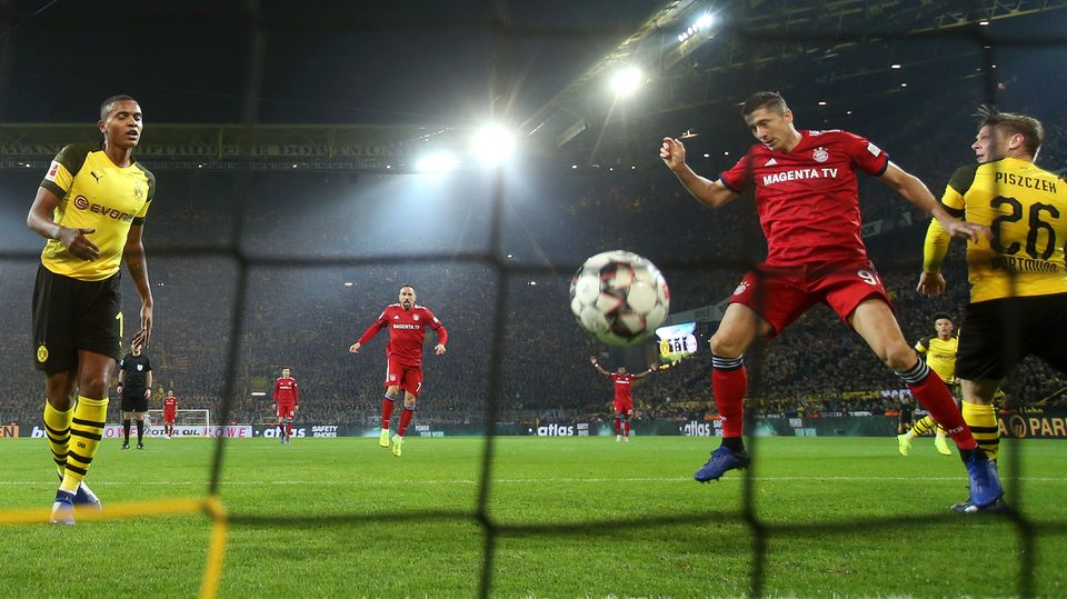 Robert Lewandowski trifft zum zwischenzeitlichen 2:1 für den FC Bayern gegen Borussia Dortmund Robert Lewandowski trifft zum zwischenzeitlichen 2:1 für den FC Bayern gegen Borussia Dortmund