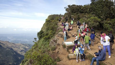 Touristen am Aussichtspunkt von World 's End im Horton Plains National-Park in Sri Lanka