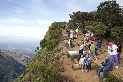 Touristen am Aussichtspunkt von World 's End im Horton Plains National-Park in Sri Lanka
