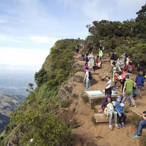 Touristen am Aussichtspunkt von World 's End im Horton Plains National-Park in Sri Lanka