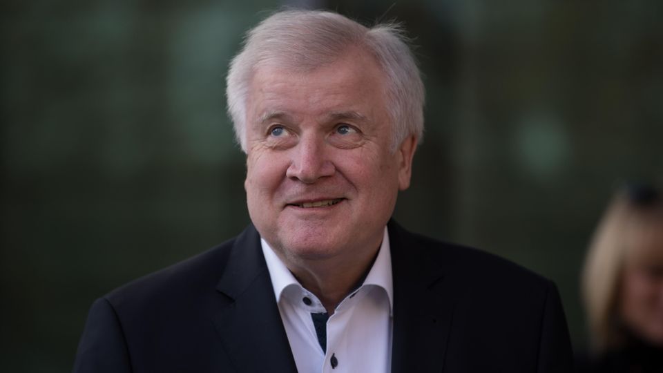 Horst Seehofer will sein Amt als CSU-Chef zur Verfügung stellen Horst Seehofer will sein Amt als CSU-Chef zur Verfügung stellen