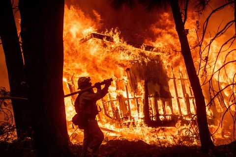  USA, Kalifornien: Feuerwehrmann Jose Corona ist bei einem Waldbrand im Einsatz