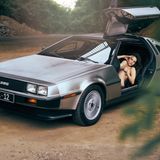 Die in diesem Bildband versammelten Bilder von Simon Bolz zeichnet eine Retro-Ästhetik aus. Hier hat der Fotograf sein Model in einen legendären DeLorean DMC-12 gesetzt - jenes Auto, das in dem Kultfilm "Zurück in die Zukunft" eine wichtige Rolle spielte. So wie es die Hauptfigur Marty McFly in die 1950er Jahre katapultierte, transportieren Bolz' Bilder den Leser in andere Zeiten und Sphären.