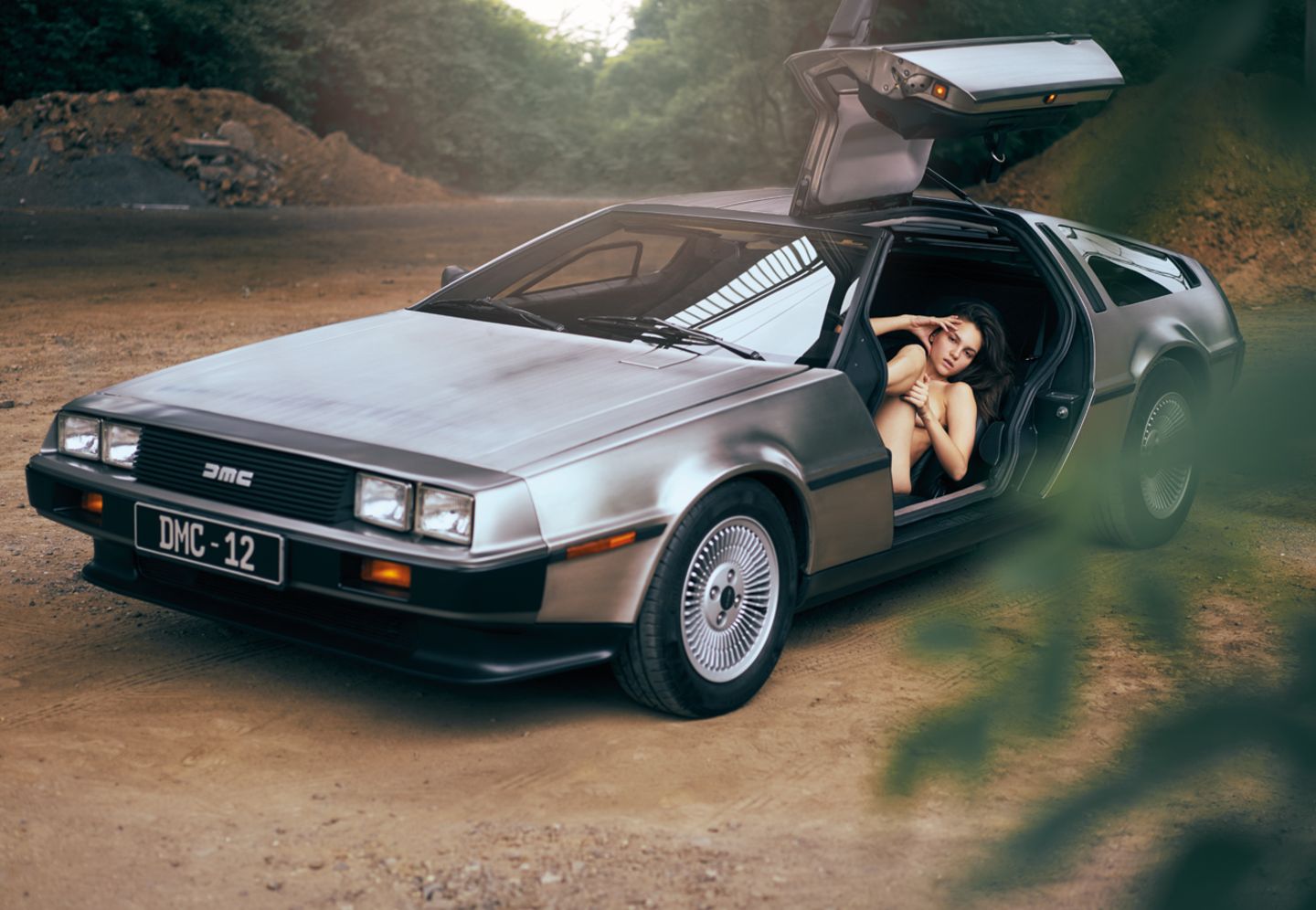 Bildband "Sublime": Die in diesem Bildband versammelten Bilder von Simon Bolz zeichnet eine Retro-Ästhetik aus. Hier hat der Fotograf sein Model in einen legendären DeLorean DMC-12 gesetzt - jenes Auto, das in dem Kultfilm "Zurück in die Zukunft" eine wichtige Rolle spielte. So wie es die Hauptfigur Marty McFly in die 1950er Jahre katapultierte, transportieren Bolz' Bilder den Leser in andere Zeiten und Sphären. Die in diesem Bildband versammelten Bilder von Simon Bolz zeichnet eine Retro-Ästhetik aus. Hier hat der Fotograf sein Model in einen legendären DeLorean DMC-12 gesetzt - jenes Auto, das in dem Kultfilm "Zurück in die Zukunft" eine wichtige Rolle spielte. So wie es die Hauptfigur Marty McFly in die 1950er Jahre katapultierte, transportieren Bolz' Bilder den Leser in andere Zeiten und Sphären.