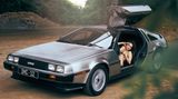 Die in diesem Bildband versammelten Bilder von Simon Bolz zeichnet eine Retro-Ästhetik aus. Hier hat der Fotograf sein Model in einen legendären DeLorean DMC-12 gesetzt - jenes Auto, das in dem Kultfilm "Zurück in die Zukunft" eine wichtige Rolle spielte. So wie es die Hauptfigur Marty McFly in die 1950er Jahre katapultierte, transportieren Bolz' Bilder den Leser in andere Zeiten und Sphären.