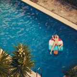 Die meisten seiner Bilder versetzen den Betrachter in eine entspannte Urlaubsatmosphäre. Es dürfte kein Zufall sein, dass dieses Model hier auf einer Luftmatratze entspannt, die die Form der 1973 eingeführten Eissorte "Dolomiti" hat.