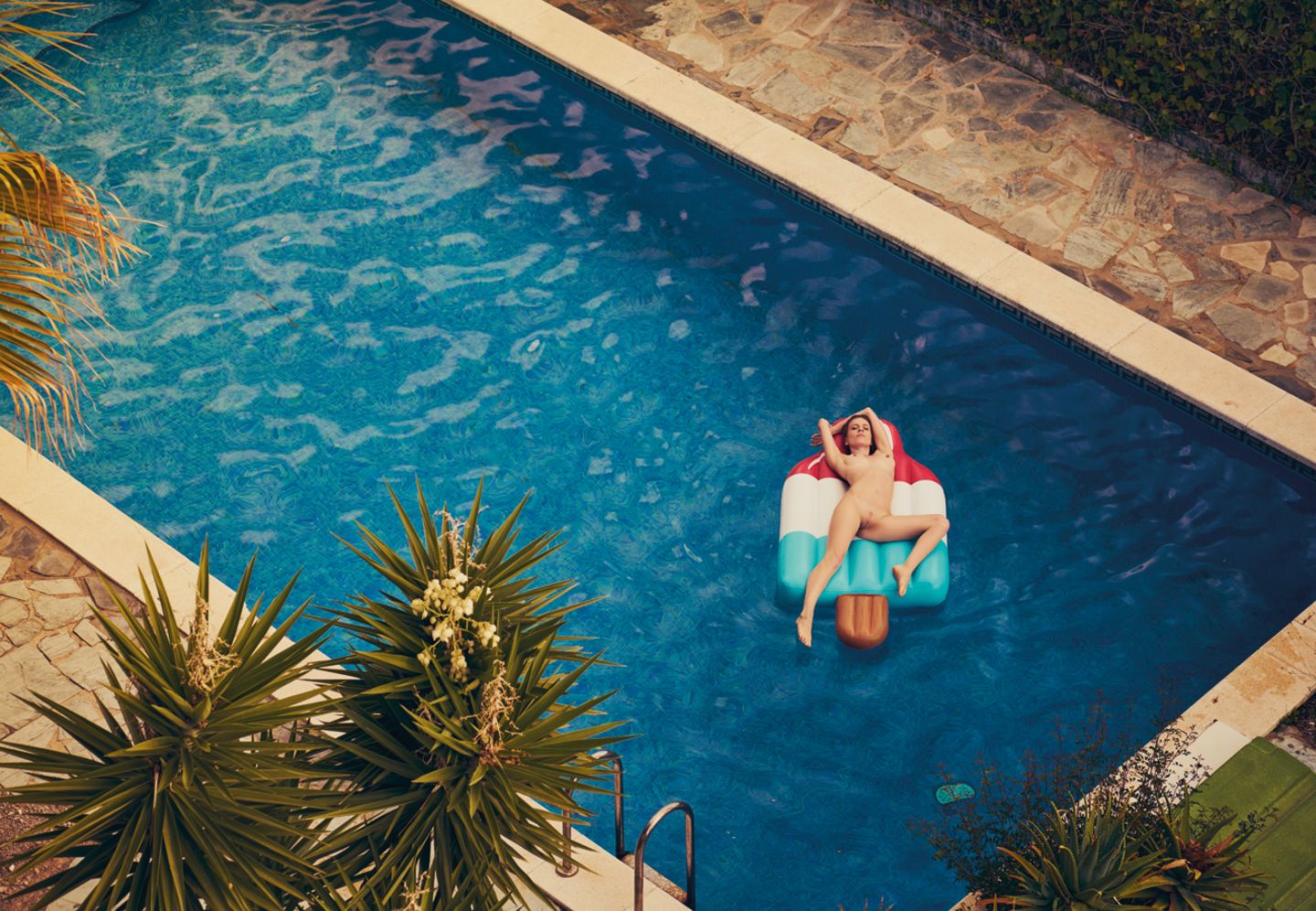 Die meisten seiner Bilder versetzen den Betrachter in eine entspannte Urlaubsatmosphäre. Es dürfte kein Zufall sein, dass dieses Model hier auf einer Luftmatratze entspannt, die die Form der 1973 eingeführten Eissorte "Dolomiti" hat.