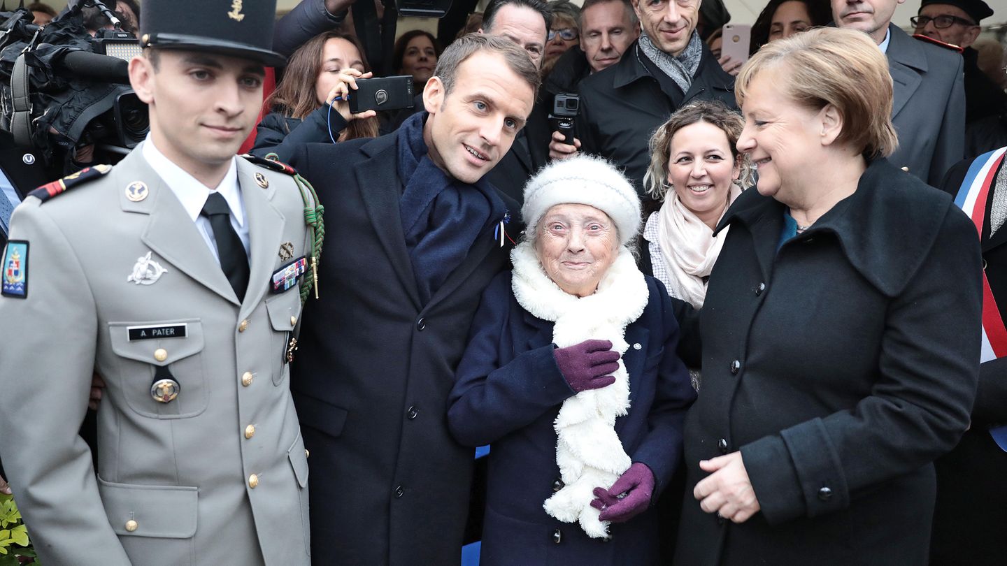 Angela Merkel und Emmanuel Macron posieren für ein Foto