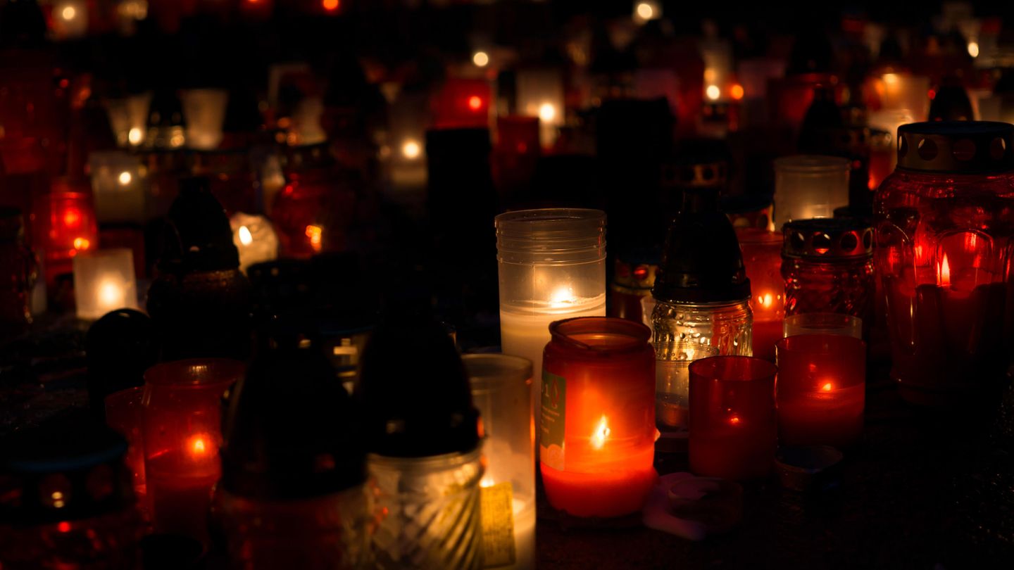 Verschiedene Kerzen erhellen die Dunkelheit