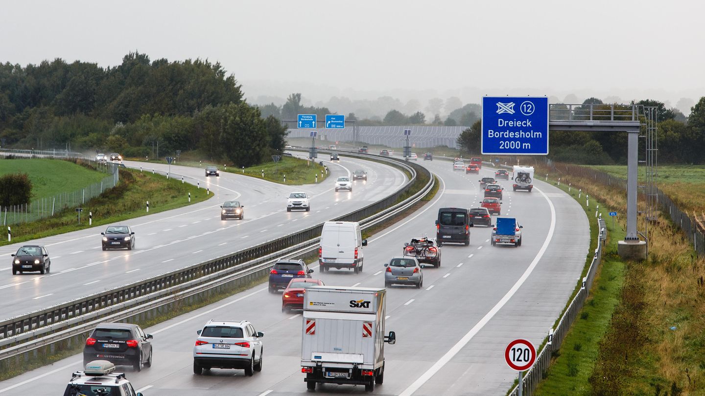 Ein Motorradfahrer ist als Geisterfahrer über den Standstreifen der Autobahn 5 in Baden-Württemberg gefahren (Symbolbild)