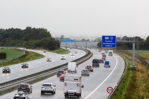 Ein Motorradfahrer ist als Geisterfahrer über den Standstreifen der Autobahn 5 in Baden-Württemberg gefahren (Symbolbild)