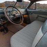 Im Stil der Zeit: die durchgängige Vorderbank für drei Personen.