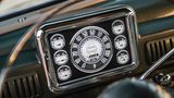 Das neue Zentralinstrument ist genauso verrückt nach Chrom, wie der originale Wagen.
