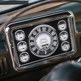 Das neue Zentralinstrument ist genauso verrückt nach Chrom, wie der originale Wagen.