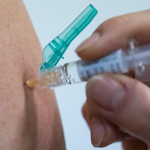 Ein Mann wird gegen Grippe geimpft